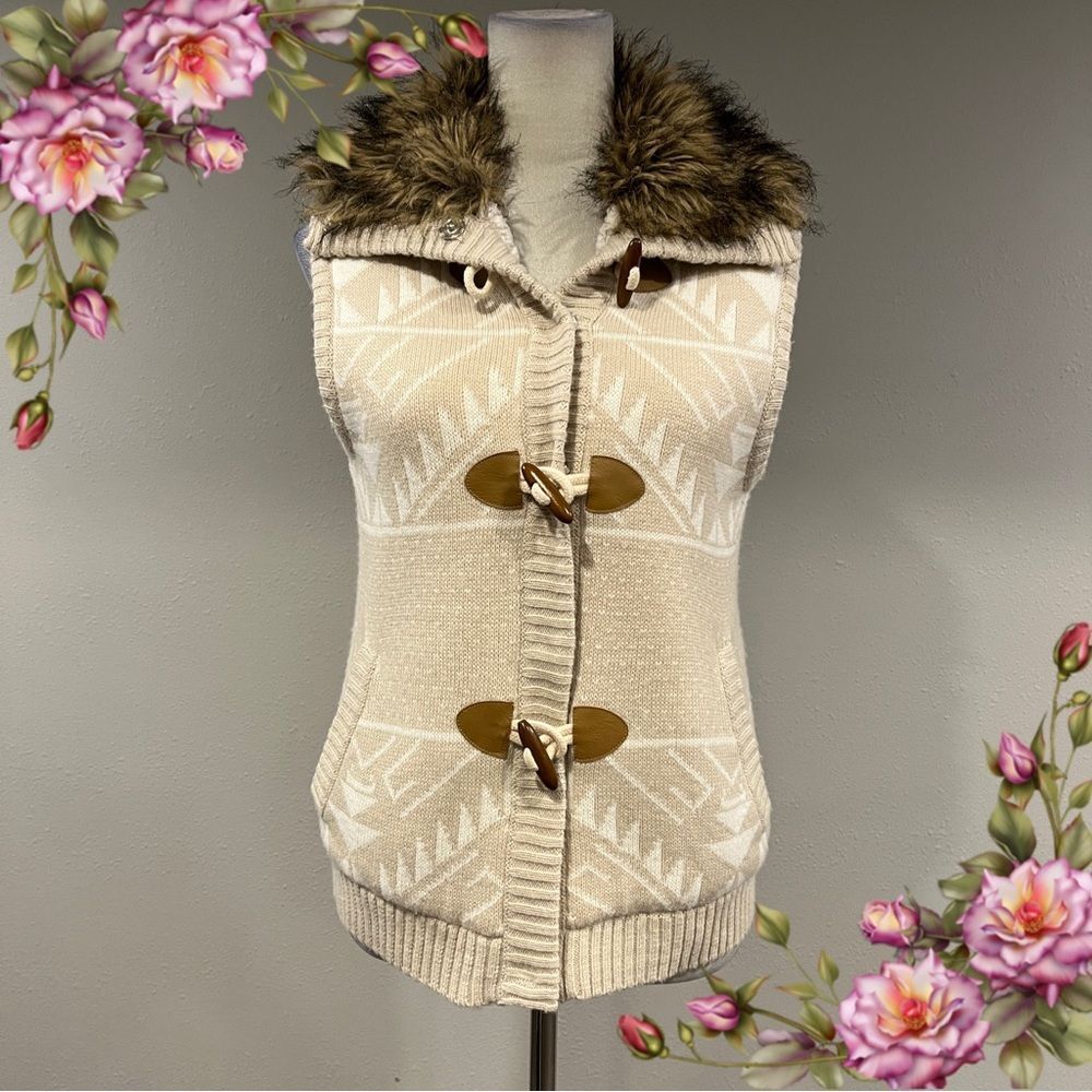 Women's Cream Sweater Vest with Faux Fur Collar size medium